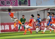 爱游戏娱乐-比赛现场气氛热烈，球员奋力拼搏的简单介绍