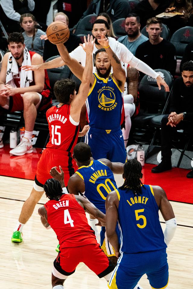 关于勇士与火箭的激烈交锋引发球迷热议的信息 关于勇士与火箭的激烈交锋引发球迷热议的信息