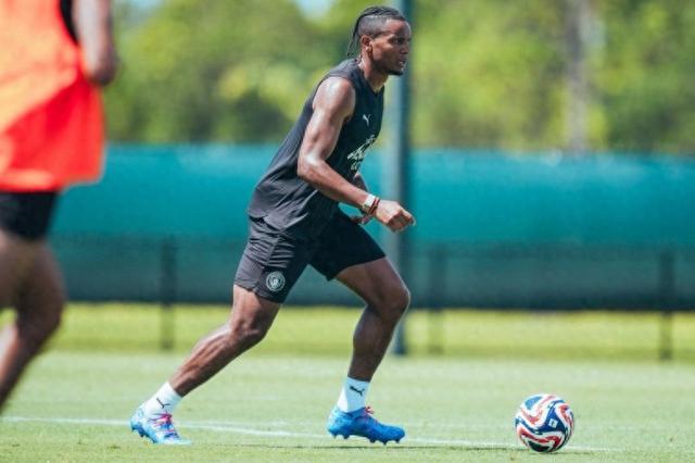 包含曼联备战世俱杯半决赛，布宜诺斯艾利斯独立状态成关键的词条