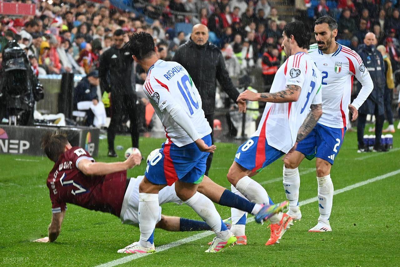 意大利主场大胜北爱尔兰,小组领先稳如磐石 意大利主场大胜北爱尔兰,小组领先稳如磐石