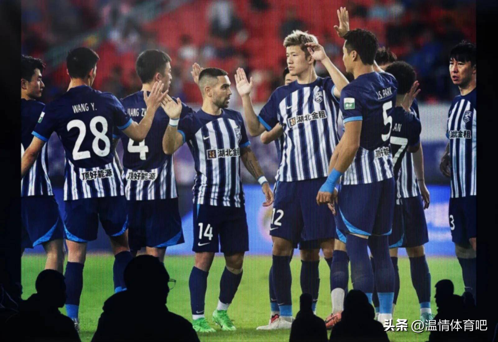 埃及足球赛事中,一位后卫救主,帮助球队逆转胜局 埃及足球赛事中,一位后卫救主,帮助球队逆转胜局