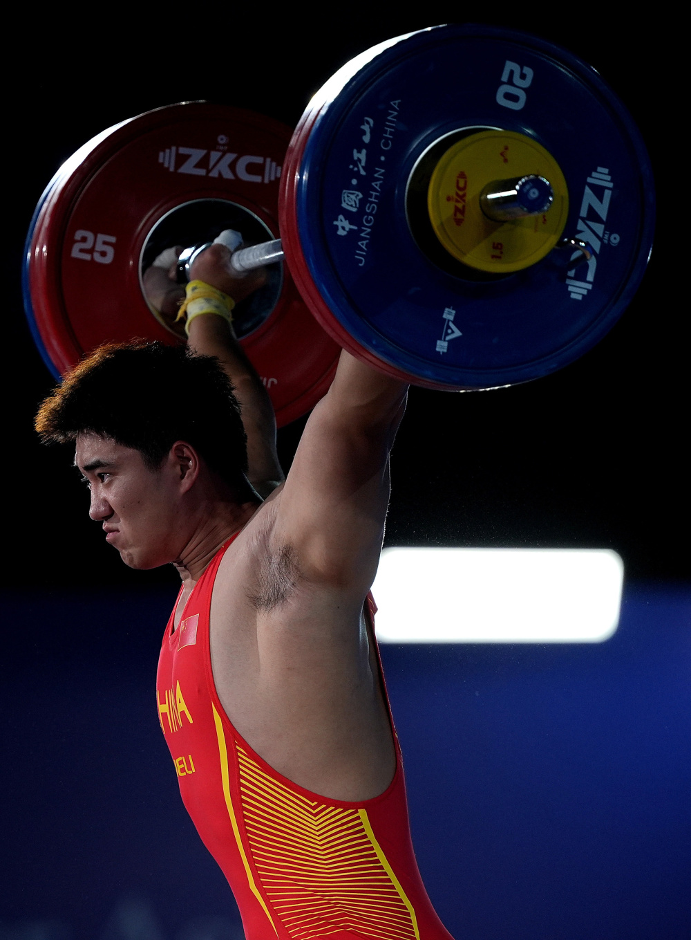 举重冠军在比赛中突破自我再度称霸的简单介绍 举重冠军在比赛中突破自我再度称霸的简单介绍