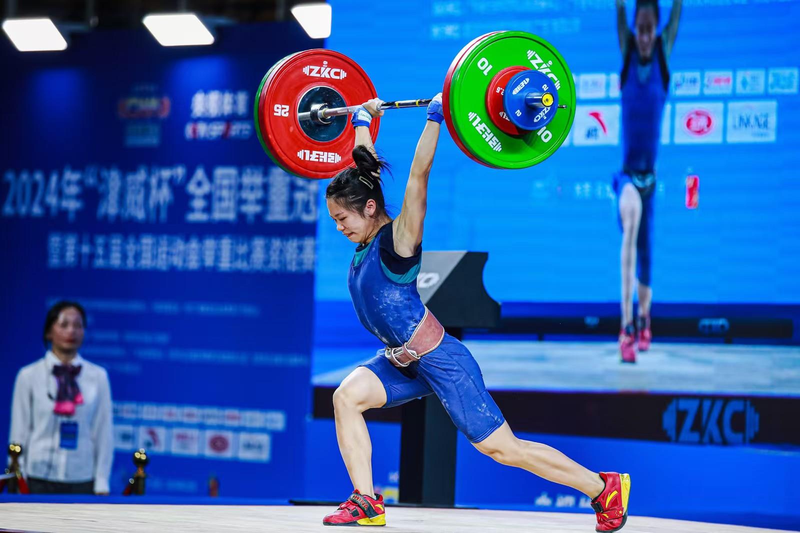 举重冠军在比赛中突破自我再度称霸的简单介绍 举重冠军在比赛中突破自我再度称霸的简单介绍