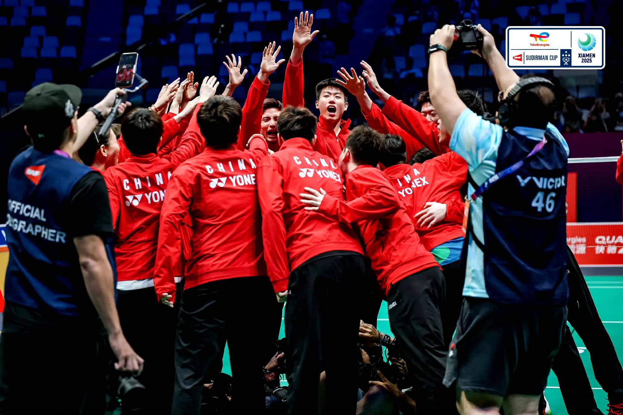 比赛场上球员积极配合,斩获胜利 比赛场上球员积极配合,斩获胜利