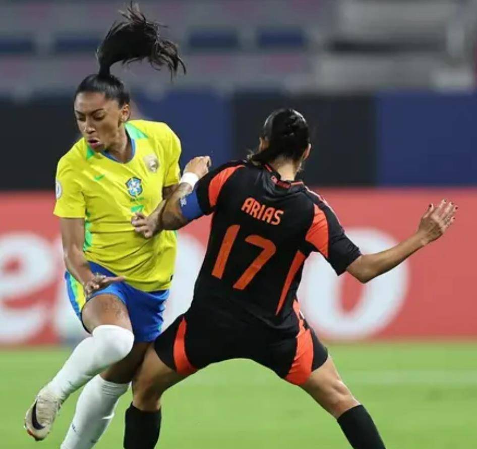 美国女足压倒日本，晋级美洲杯四强