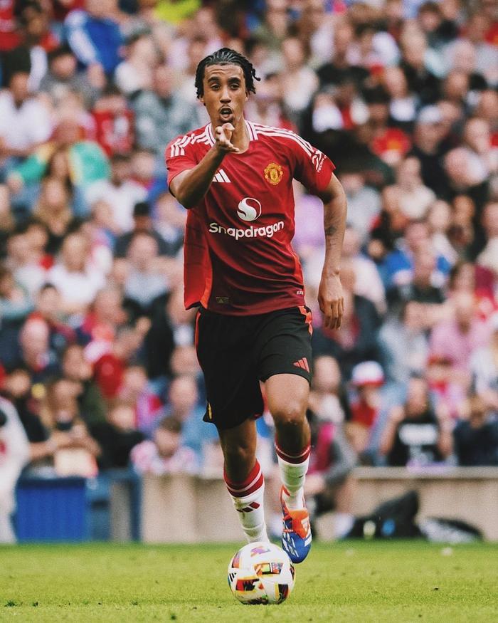 曼联签下了一名备受瞩目的年轻球员 曼联签下了一名备受瞩目的年轻球员