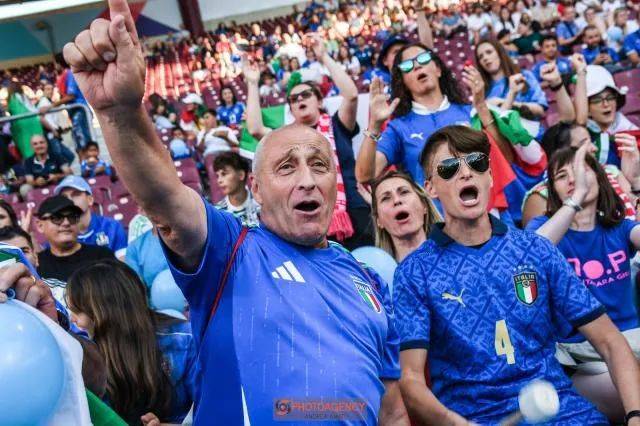 关于意大利职业足球队换帅，球迷反应褒贬不一的信息