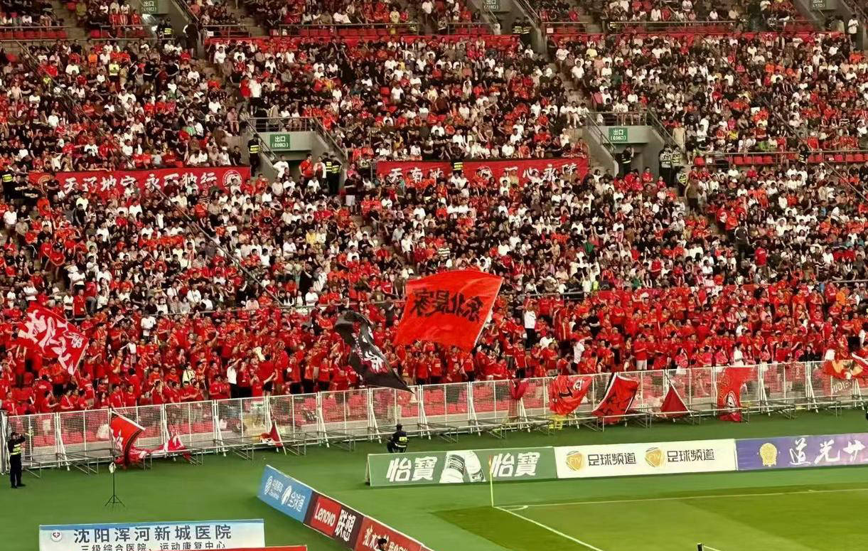 球队连胜势头不断,稳坐榜首位置 球队连胜势头不断,稳坐榜首位置