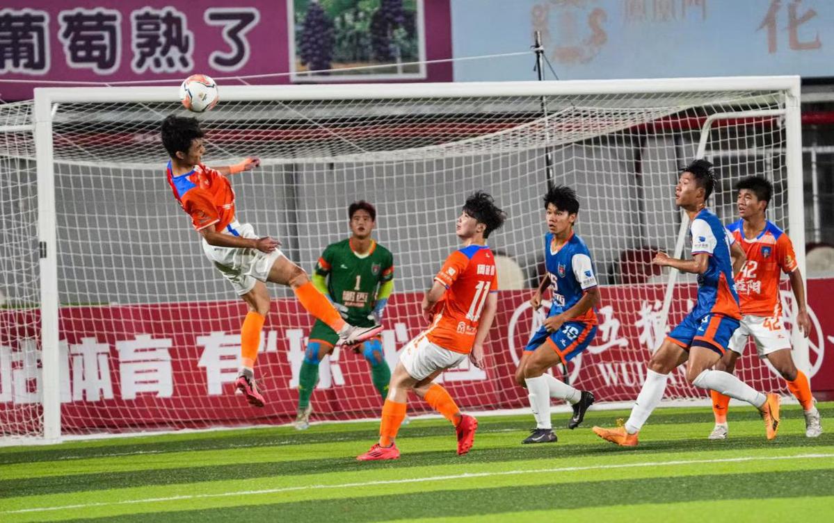 比赛现场气氛热烈，球员奋力拼搏的简单介绍