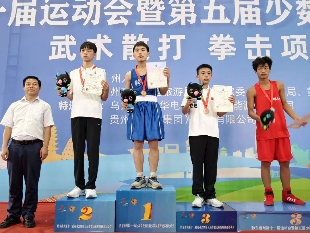 比赛现场气氛热烈，球员奋力拼搏的简单介绍