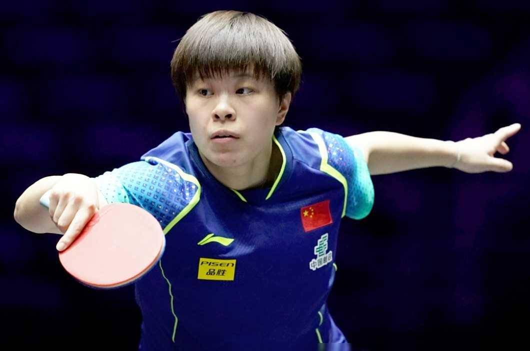 足球运动中，女球员们不畏艰难迎战挑战的简单介绍