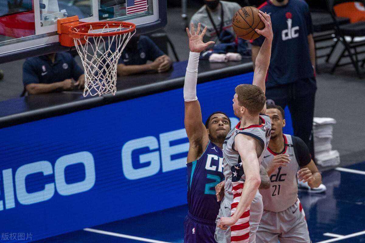 黄蜂低迷失利,队员拼尽全力难奏奇迹 黄蜂低迷失利,队员拼尽全力难奏奇迹