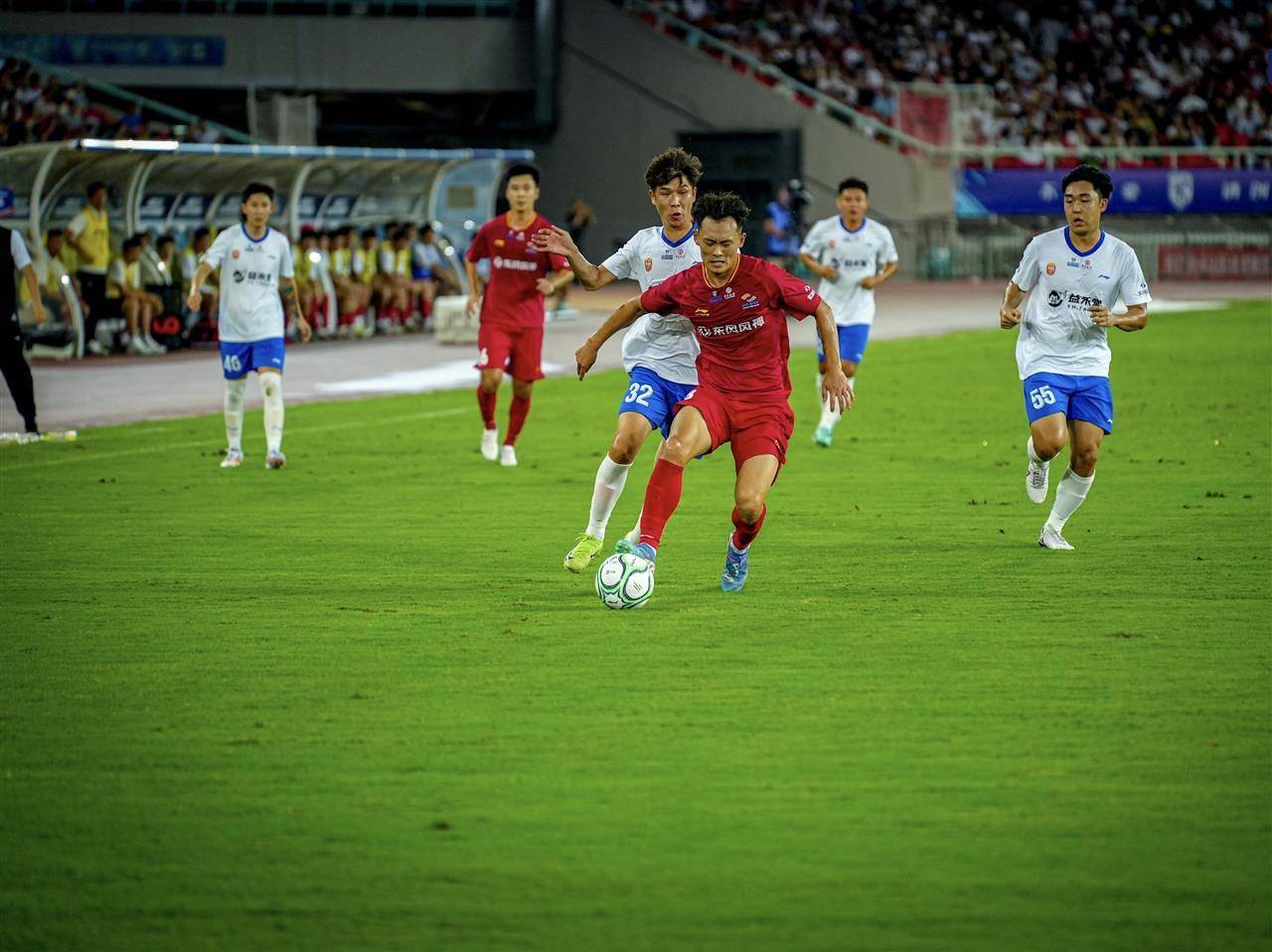 关于足球比赛精英云集,球场激情四射气氛煽动的信息 关于足球比赛精英云集,球场激情四射气氛煽动的信息