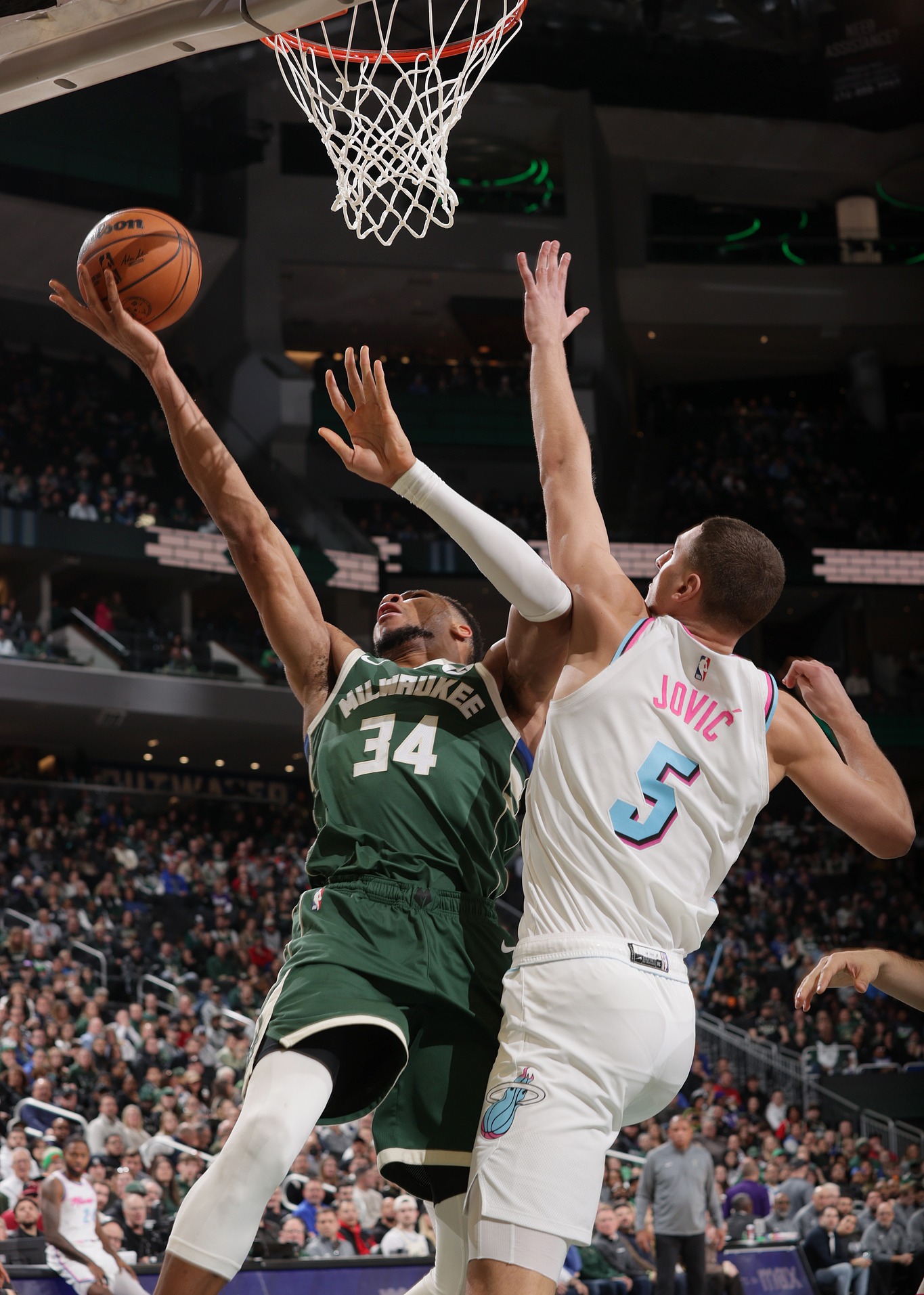 雄鹿击败热火,取得赛季首胜 雄鹿击败热火,取得赛季首胜