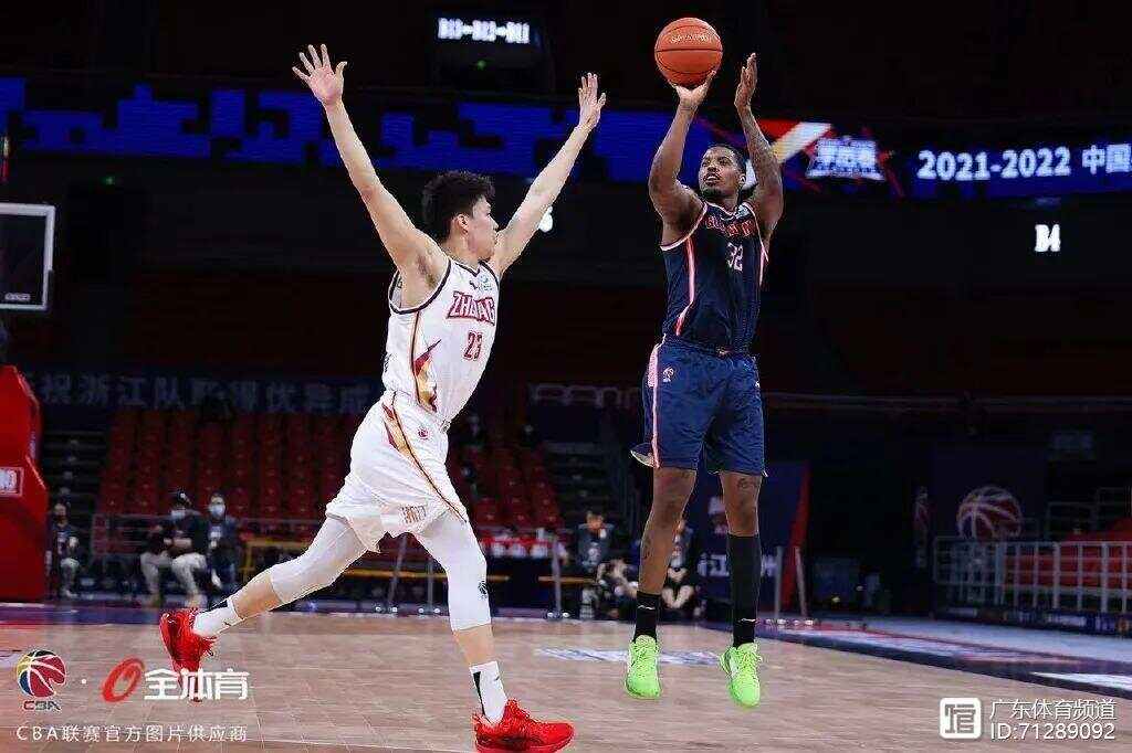 湖北队险胜实现胜利,瞄准季后赛 湖北队险胜实现胜利,瞄准季后赛