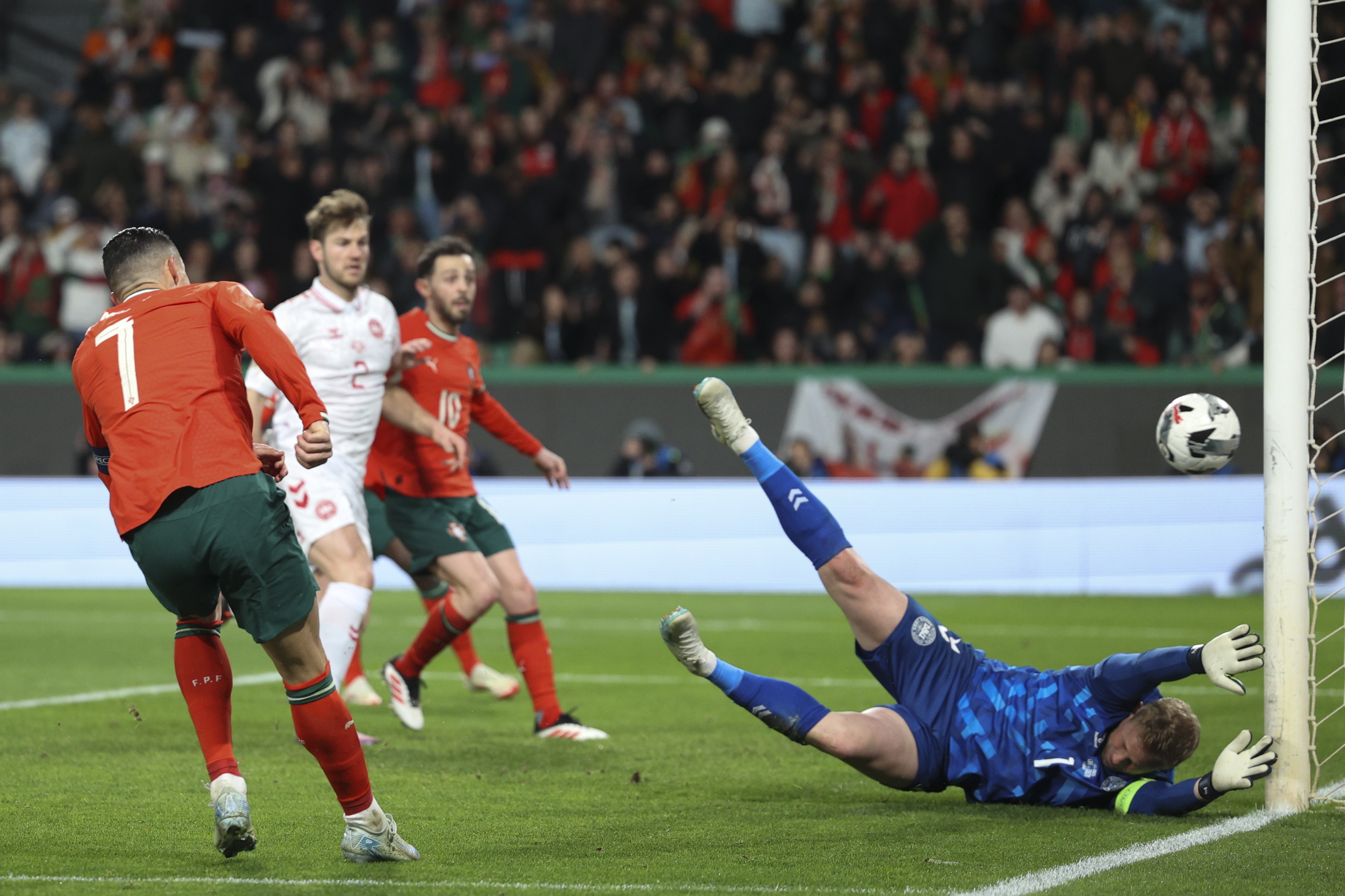 葡萄牙与瑞士间激烈足球战役成焦点的简单介绍 葡萄牙与瑞士间激烈足球战役成焦点的简单介绍