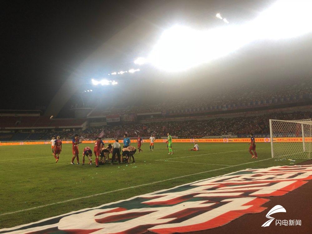 关于重庆斯威客场惜败鲁能，状态不佳的信息