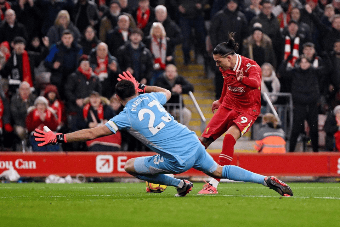 精彩足球对决今晚赛场:一场逆转震撼全场欣喜 精彩足球对决今晚赛场:一场逆转震撼全场欣喜