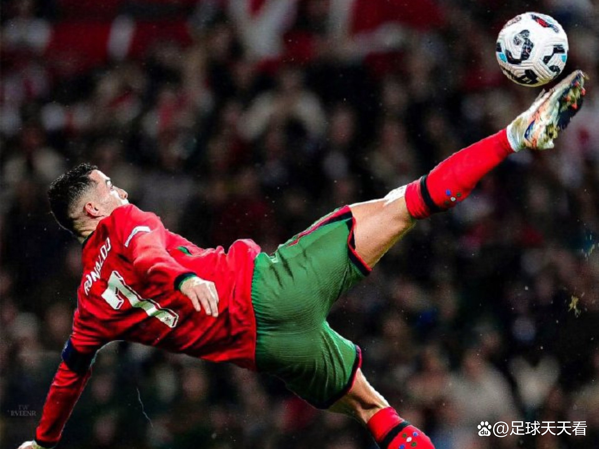 精彩足球对决今晚赛场:一场逆转震撼全场欣喜 精彩足球对决今晚赛场:一场逆转震撼全场欣喜