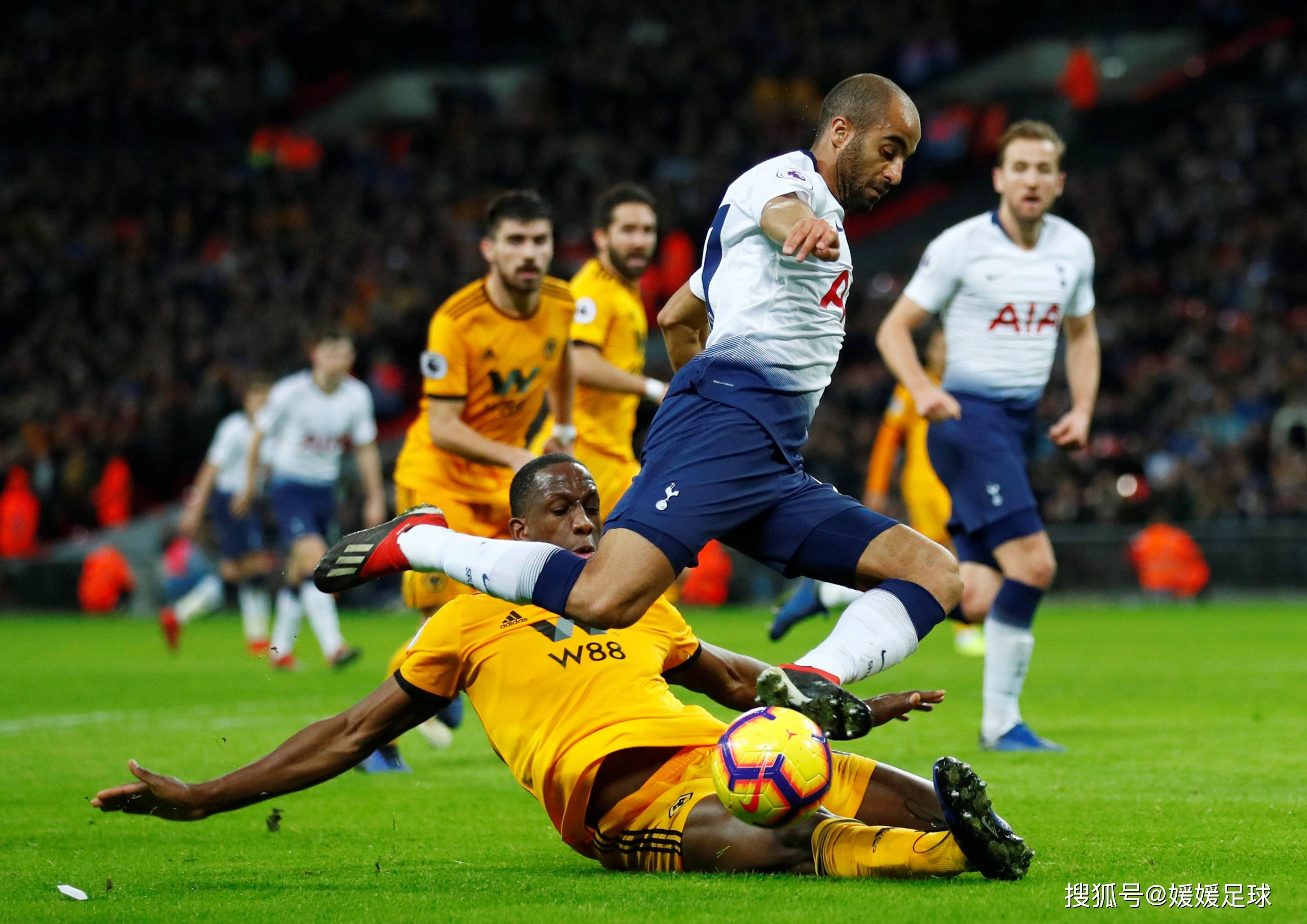 足球联赛火热进行中,球队实力对决 足球联赛火热进行中,球队实力对决