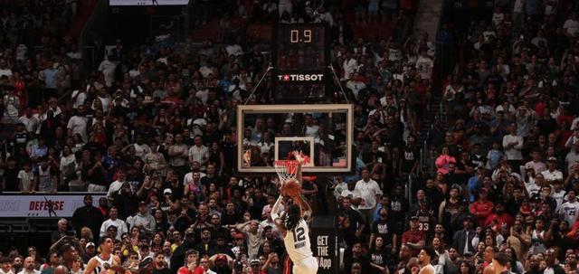 太阳击败灰熊，布克关键时刻建功抢断的简单介绍